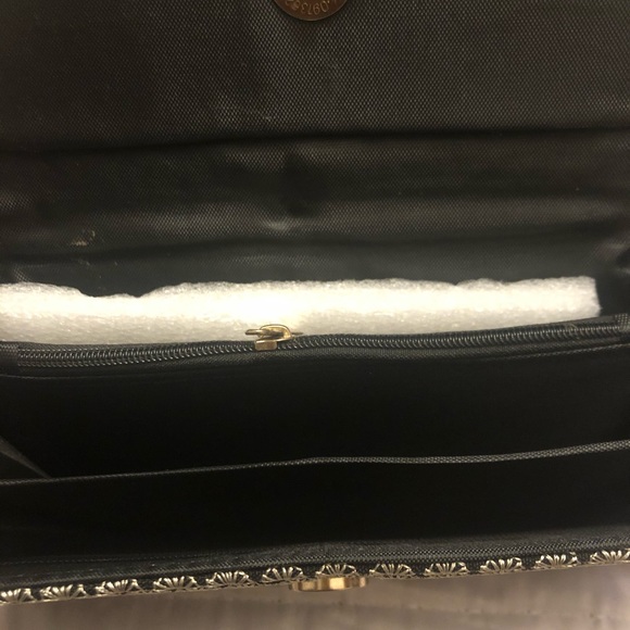 Floral embroidery clutch - Picture 2 of 3